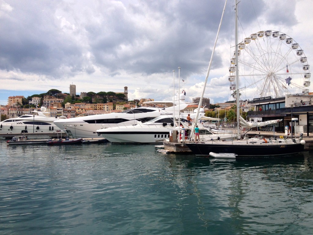 Le Vieux Port - Der alte Hafen mit Blick auf die Le Suquet, die Altstadt von Cannes