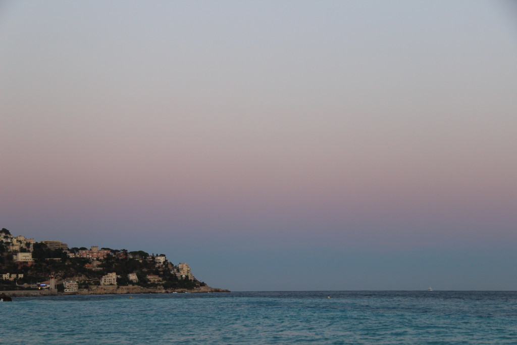 Rosa-roter Himmel über dem Strand von Nizza