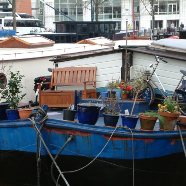 Hausboot mit Terrasse auf dem Amstel-Kanal