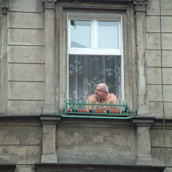 Der Blockwart - Die bunte Decke auf dem Fensterbrett deutet darauf hin, dass der Mann öffter mal rausschaut...