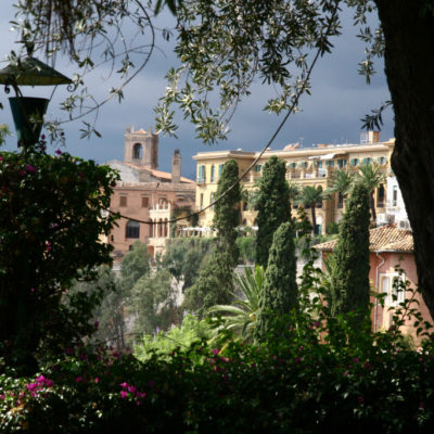 Dunkele Wolken überd den Gärten der Villa Communale