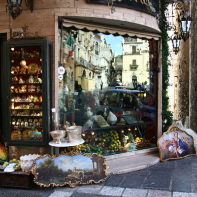 Flaniermeile Corso Umberto - Spiegelung im Delikatessenladen