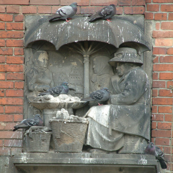 Hala Targowa - Stein-Marktfrau vor der Markthalle im alten Bahnhofsgebäude