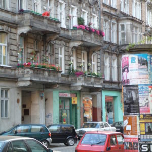 Litfaßsäule in einer alten Straße in Breslau