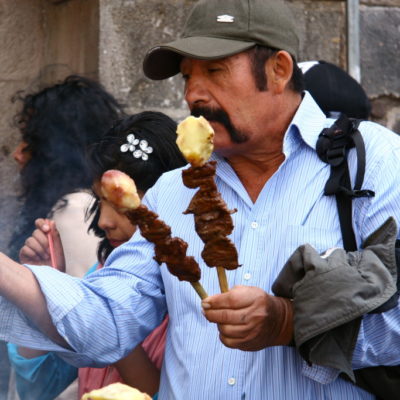 Gegrillte Spieße auf dem Markt in Cusco - Innereien mit Kartoffel
