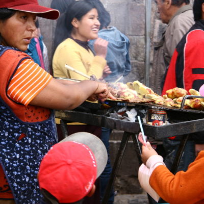 Grillstand auf dem Markt von Cusco