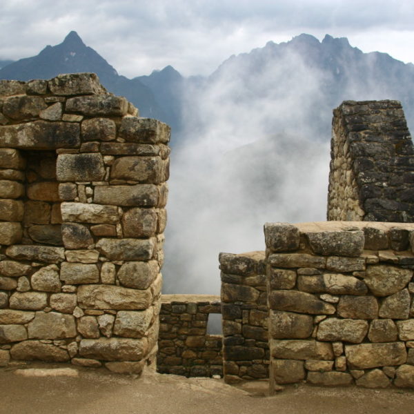 Morgennebel in den Ruinen von Machu Picchu