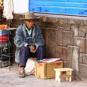 Straßenverkäufer in Cusco wartet auf Kundschaft