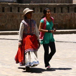 Alte Frau in Tracht neben junger Frau in moderner Kleidung in Cabanaconde / Peru