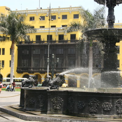 Das koloniale Lima: Brunnen auf der Plaza Mayor, im Hintergrund ein großer Holzbalkon