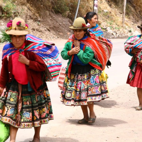 Cholitas mit bunten Tragetüchern im Valle Sagrad de los Incas