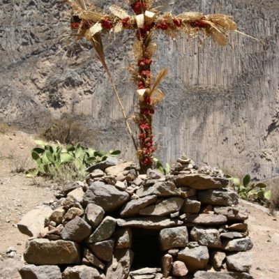 Ernte-Dank-Kreuz am Wegesrand im Colca-Tal