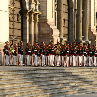 Garde auf der Plaza Mayor in Lima