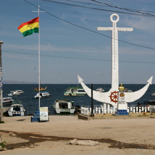 Großer Anker am Hafen von Copacabana