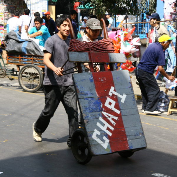 Der typische Transportkarren ersetzt den Lieferverkehr mit LKW in den verkehrsberuhigten Zonen in Lima / Peru