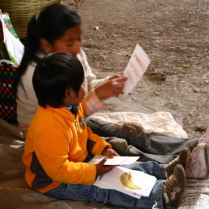 Kluge Geschwister auf dem Markt  - Kleines Mädchen bringt ihrem Bruder Lesen und Englisch bei