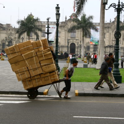 Mannesstärke statt PS auf der Plaza Mayor in Lima