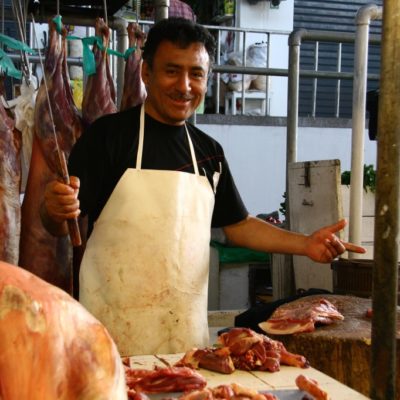 Mercado Mariscal Ramón Castilla - Metzger mit Messer Fleischer auf dem Mercado Central de Lima