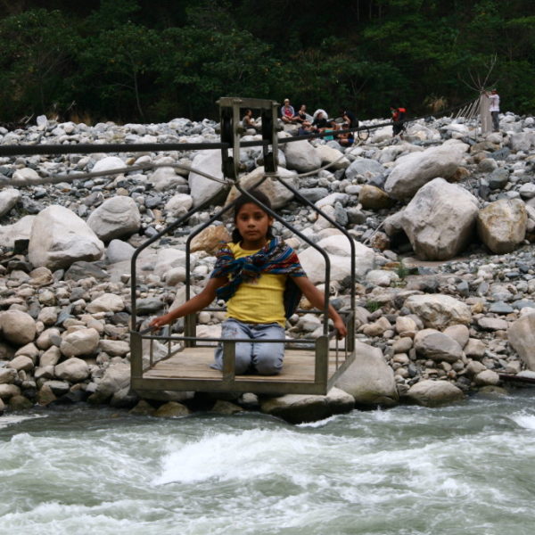 Mit der Seilbahn über den Fluss Río Urubamba