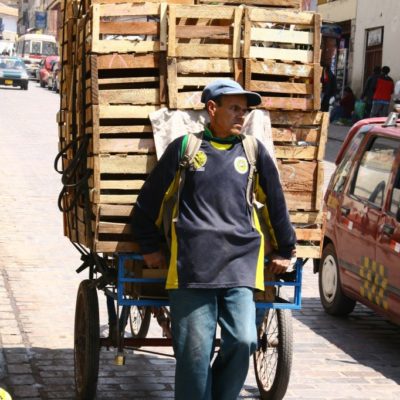 Obstkisten werden auf dem Wagen über die Straße transportiert