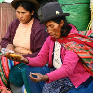 Peruanische Cholitas kaufen ein