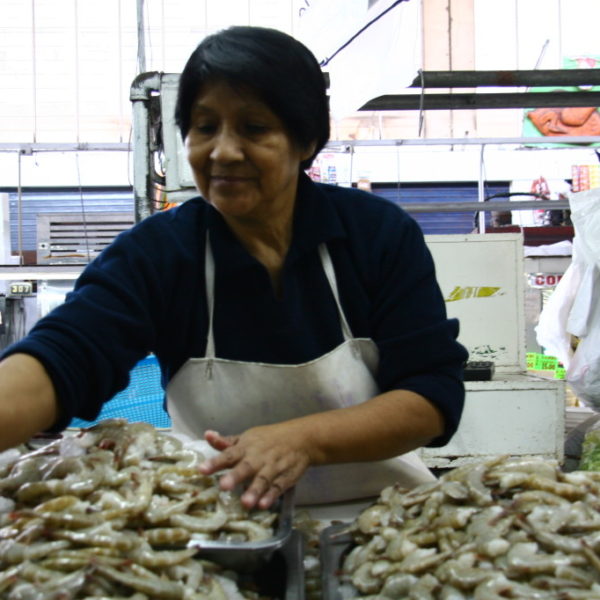 Schrimps-Verkäuferin auf dem Mercado N° 1 Surquillo in Lima