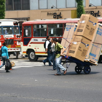 Schwerer Transport auf dem Karren auf den Straßen von Lima