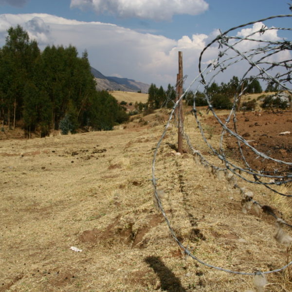 Stalcheldraht um ein Feld in der Nähe der Festung Sacsayhuamán 