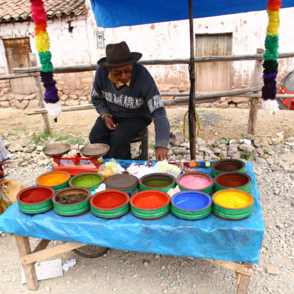 Stand mit Stoff-Farben in Chinchero