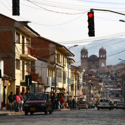Straße in Cusco - Jesuitenkirche im Hintergrund