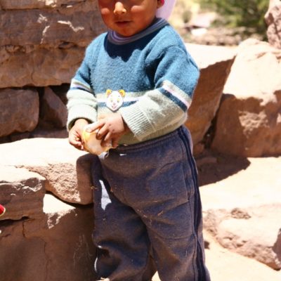 Taquileño - Kleiner Junge auf dem Dorfplatz der Insel Taquile