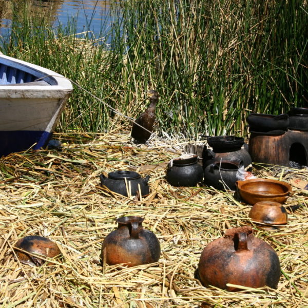 Uros Islands - Koch-Geschirr im Schilf trocknet in der Sonne