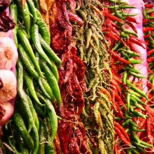 La Boqueria - Knoblauch und bunte, traditionelle Chili-Bündel