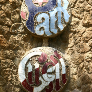  Mosaik-Schriftzug an einer Außenmauer des Parks Güell