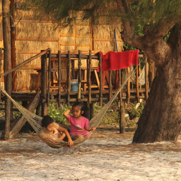 Khmer-Kinder in der Hängematte am Long Beach