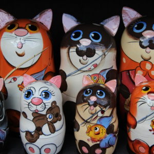 Catcontent - Katzen-Matrojschkas auf dem Souvenirs Fair