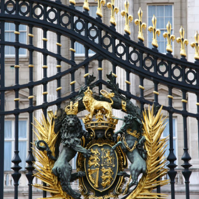 Buckingham Palace - Emblem am Eisentor