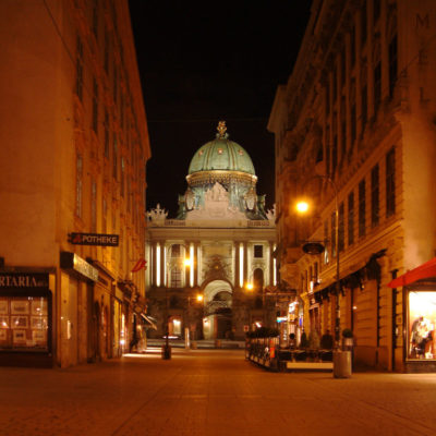 Hofburg bei Nacht vom Graben aus gesehen