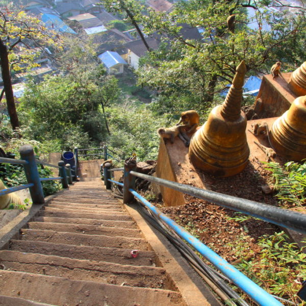 1237 Stufen führen hinauf zur Spitze des Tiger Cave Temple (Wat Tham Suea)