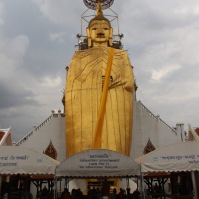 Big Buddha (Luang Pho To) im Wat Indrawiharn ist gigantische 32 Meter hoch und 11 Meter breit.