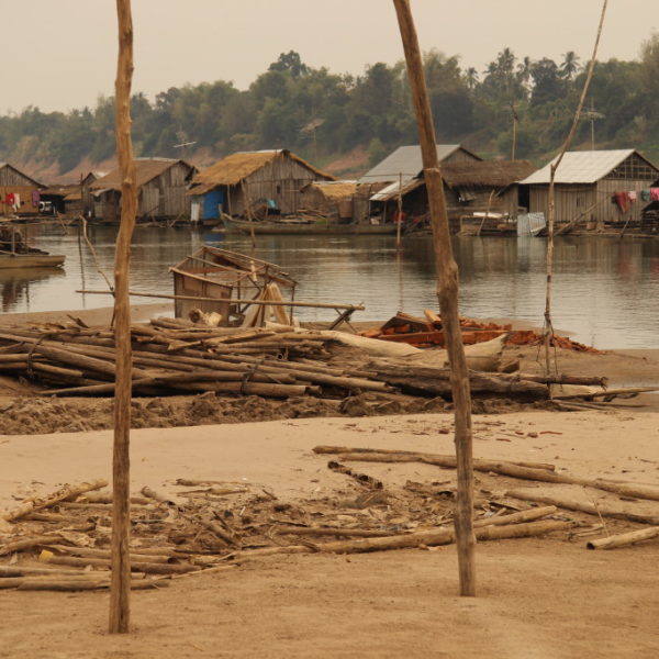 Floating Village - Schwimmendes vietnamesisches Dorf in den Sanddünen des Mekongs