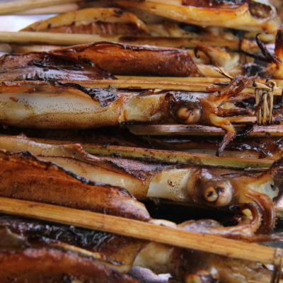 Gegrillter Tintenfisch auf dem Krabbenmarkt in Kep