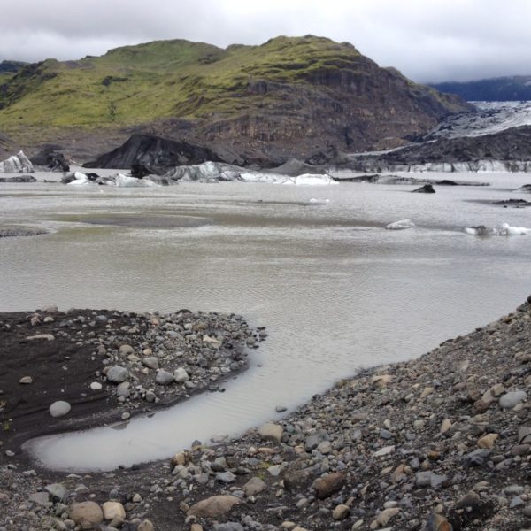 Der Gletscher  Sólheimajökul ist etwa zehn Kilometer lang und liegt kaum 7 Kilometer östlich von Skógar.