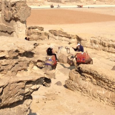 Kameltreiber bei den Pyramiden von Gizeh warten auf Kunschaft