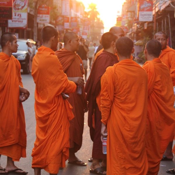 Mönche in den Straßen von Phnom Penh