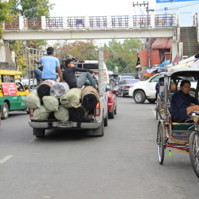 Rikscha und Transporter vor dem Warorot Market