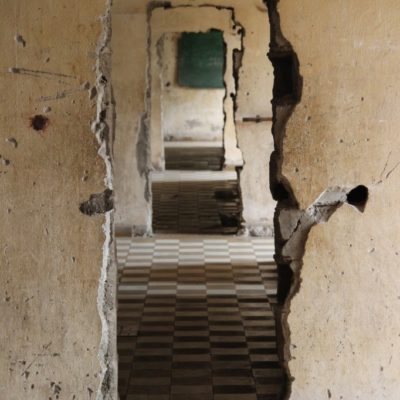 Schmaler Gang im Tuol-Sleng-Genozid-Museum