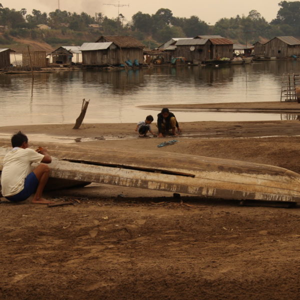 Schwimmendes vietnamesisches Dorf - Arbeiten am Boot