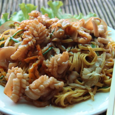 "Stir-fried noodles with squid" auf dem Krabbenmarkt in Kep