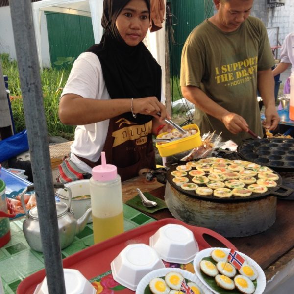 Straßenfest in Krabi - Thai Eierkuchen mit Meeresfrüchten
